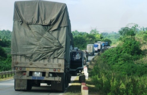 Giao thông tắc nghẽn, hàng trăm phương tiện giao thông xếp hàng kéo dài hàng km trên đường Hồ Chí Minh